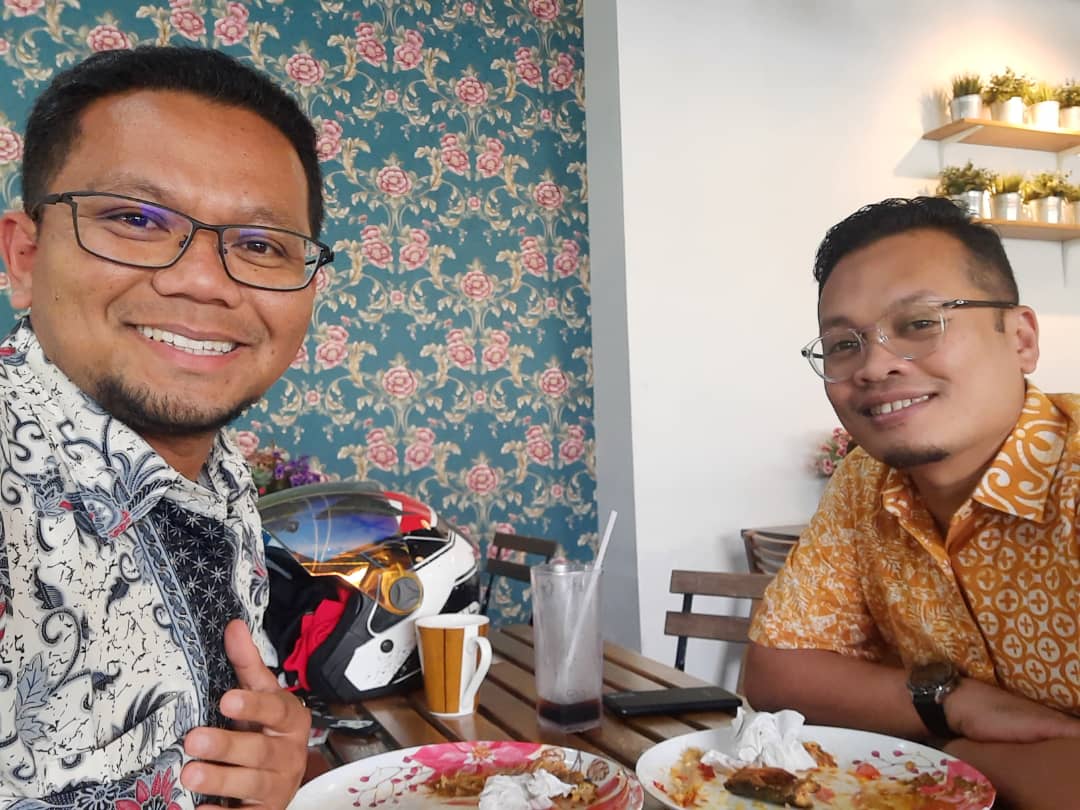 niknazmi's tweet photo. 1. Bebenang: Sempat makan tgh dgn warga Setiawangsa Mahathir Abd Rahman.
Anak pesara polis, beliau dan keluarganya membesar di Setiawangsa. Adiknya, Mustaza juga menyertai polis sehingga pangkat Lans Korporal.
Tetapi adiknya menjadi mangsa tahanan SOSMA pada 2016
#mansuhsosma https://t.co/NWwSI2BoPM
