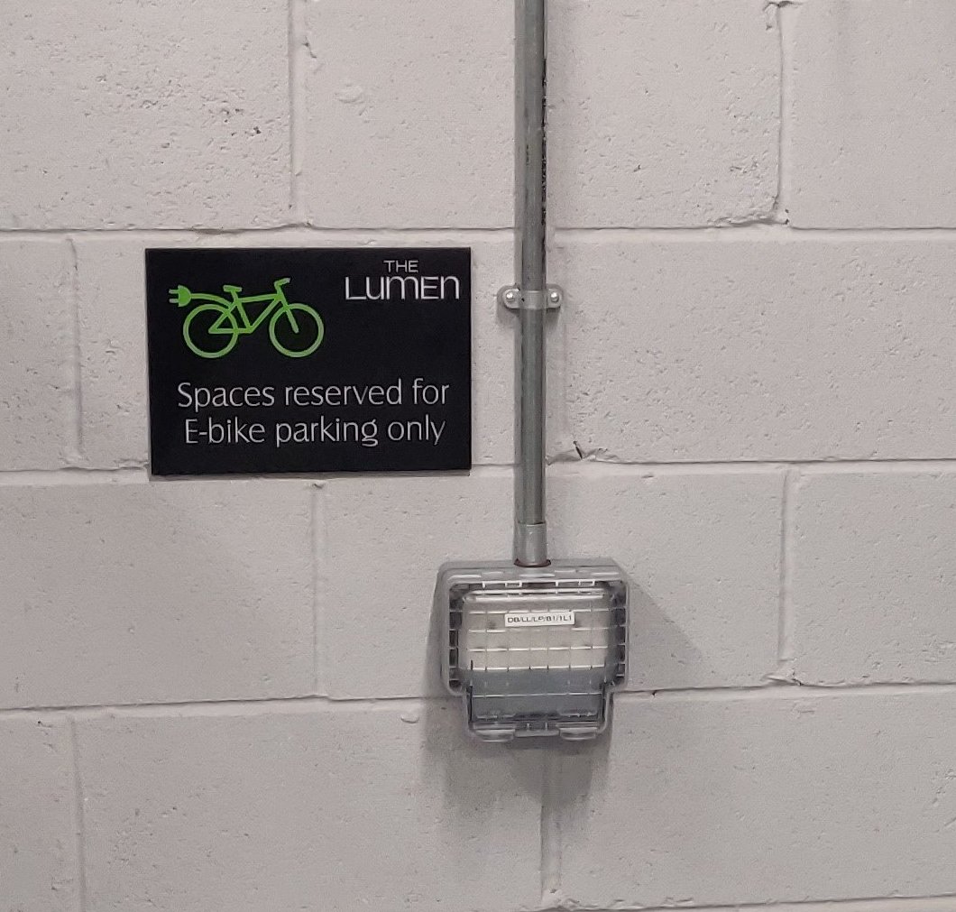 LumenNewcastle's tweet image. You asked and we listened.. 🚴‼️

We have recently installed electric charging points within our bike store so you can rest easy knowing your E-Bike is secure and charging ready for your ride home 👇

#StaySafe #Stayhealthy #cyclinglife #LumenNewcastle