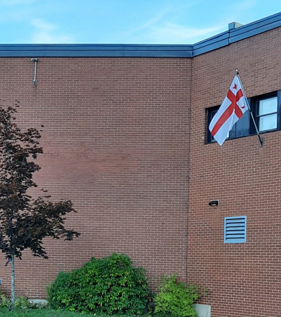 @SHS_Kingfishers Mi’kmaq flag is raised in honor of Mi’kmaq treaty day that starts the celebration if Mi’kmaq history month. @HRCE_NS  @nseducation @TSanipass #aboriginallanguages #Mikmaq #Mikmaw #culture #Reconciliation