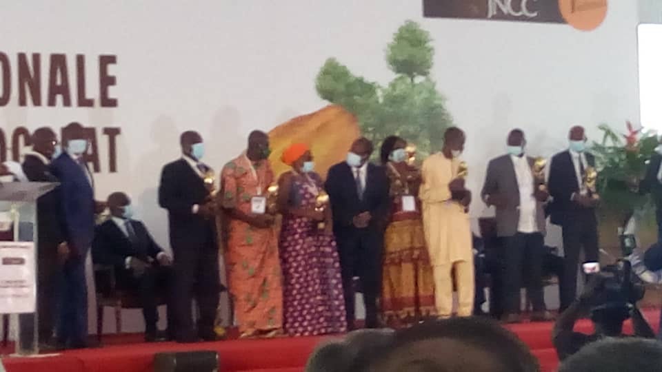 WorldCocoa's tweet photo. The ECAM Coop just won the national prize for best #cocoa coop in Côte d'Ivoire. Madame Doumbia has accepted the prize from @AOuattara_PRCI. Félicitations!👏 #SustainableCocoa https://t.co/nz0LkYJCNQ