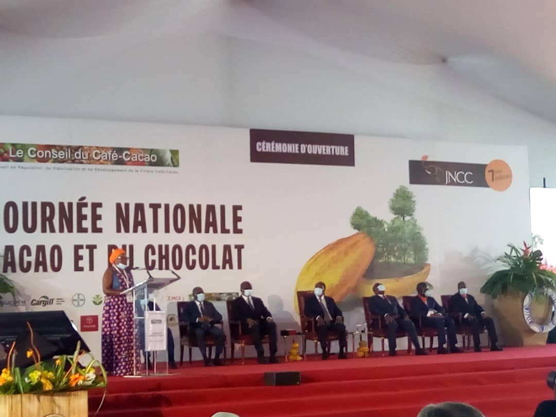 WorldCocoa's tweet photo. The ECAM Coop just won the national prize for best #cocoa coop in Côte d'Ivoire. Madame Doumbia has accepted the prize from @AOuattara_PRCI. Félicitations!👏 #SustainableCocoa https://t.co/nz0LkYJCNQ