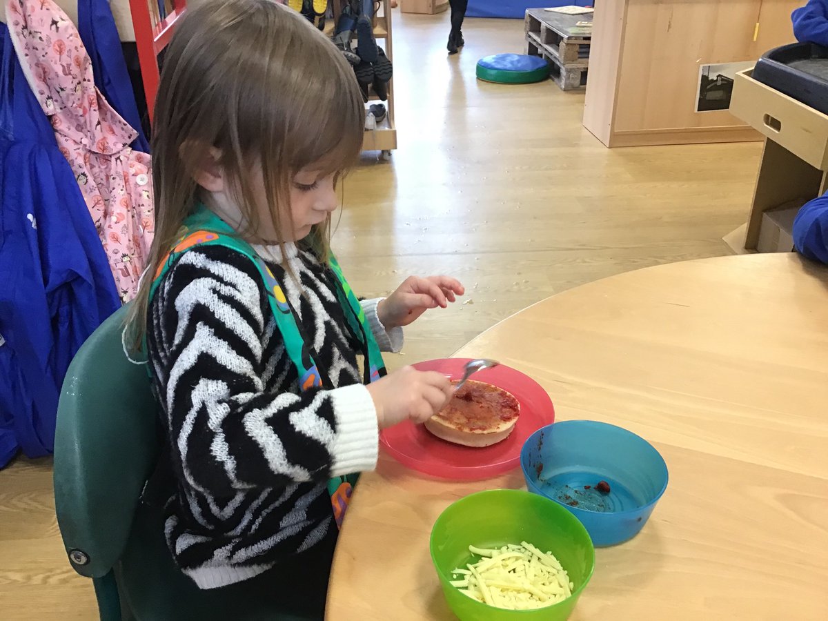 AirthNursery's tweet photo. Pizza is still a popular choice for snack! “I love cheese!” “I like pepperoni on my pizza” “ my mummy doesn’t like pizza” lots of discussion on what we like and don’t like to eat. 🍕👩🏼‍🍳⁦@airthprimary⁩ #childrenschoice #juniormasterchefs https://t.co/RE8Cb2QedL