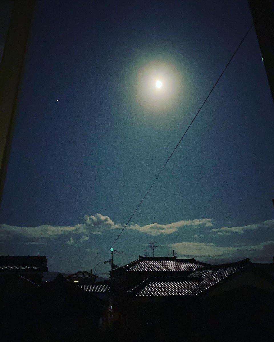 部屋の窓をガラッと開けて月の光を浴び、吸う。
今日は中秋の名月🌝明日は満月🌕
満月の夜にヨガができる。なんか先行き良さそうな予感✨
#人 #会う #寄り添う #聴く #話す #共有する #最近 #そんなことばっかりで #気持ちが落ち着く #校長先生教頭先生ありがとうございます #あとは #コロナ次第 https://t.co/5i2Wr5QV7H