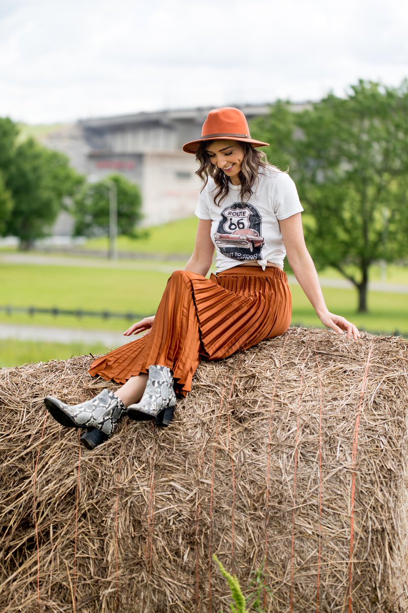 I was holding onto summer with both hands, but I’m finally ready for autumn. Bring on the pumpkin colored/flavored/scented everything, campfires, cozy sweaters and crisp cool weather. 🍂 What’s your favorite thing about fall? 📷:  <a href="/sarakauss/">Sara Kauss Photo</a>