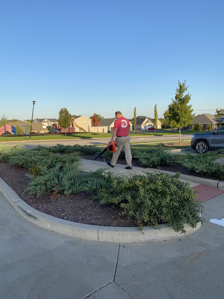 WBEPickle's tweet photo. Mr. Schulte loves Wabash so much that you can typically find him doing the yard work around the building in the mornings. @WabashStation https://t.co/d97NeUDyYf