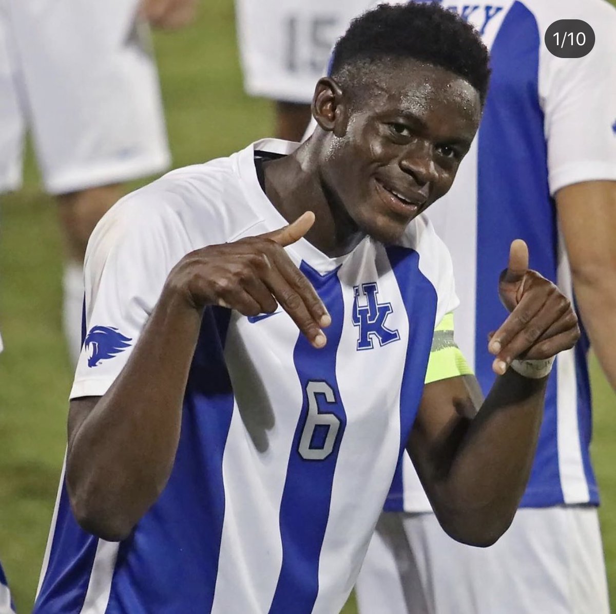 When Kentucky (ranked now #4 in America) beat Louisville at soccer this week, one of the players gave a now-familiar salute to a losing Cards team

📸⁦<a href="/acrphoto/">Regina</a>⁩
