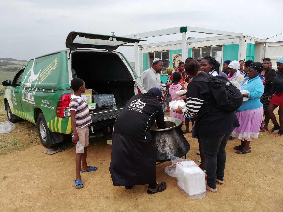 Alimdaad's tweet photo. Al-Imdaad Foundation teams in Durban provided 200 meals and bottled water at Ndondolo Informal Settlement in Tongaat as part of an ongoing sponsored feeding programme which takes place in different locations each week.
#alimdaad #tongaat #hotmeals #feedingprogramme #nourishment https://t.co/ikwq9vqp9D