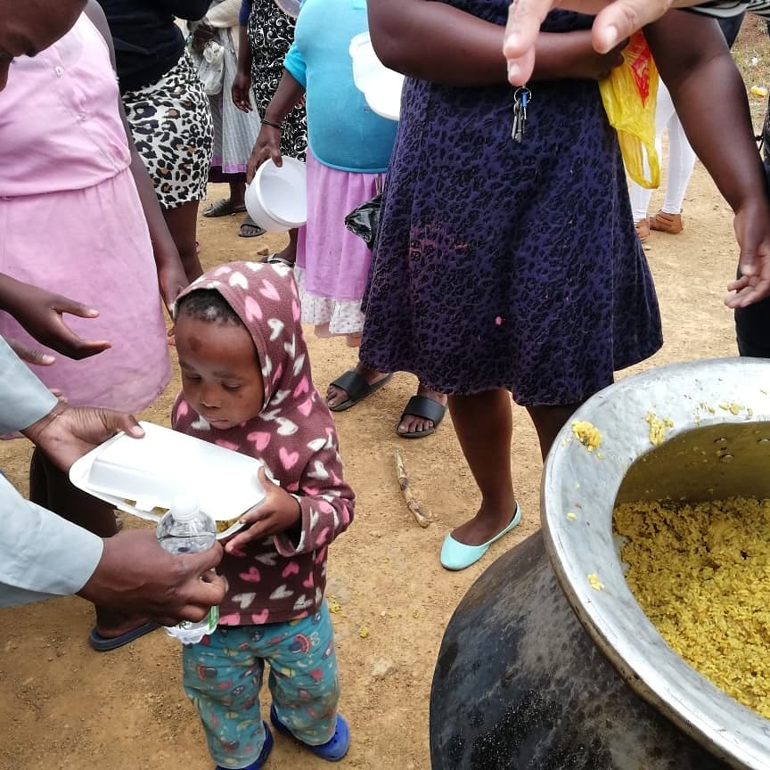 Alimdaad's tweet photo. Al-Imdaad Foundation teams in Durban provided 200 meals and bottled water at Ndondolo Informal Settlement in Tongaat as part of an ongoing sponsored feeding programme which takes place in different locations each week.
#alimdaad #tongaat #hotmeals #feedingprogramme #nourishment https://t.co/ikwq9vqp9D
