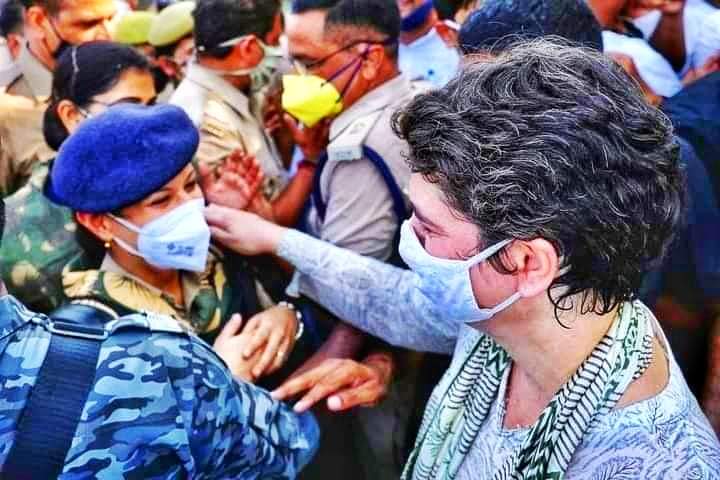 BojePankaj's tweet photo. आप लाठीयां चलाओ, हम प्यार बाटेंगे !! ❣️

#PriyankaGandhiVadra #JusticeForIndiasDaughters @priyankagandhi https://t.co/5cm2o4AOhd