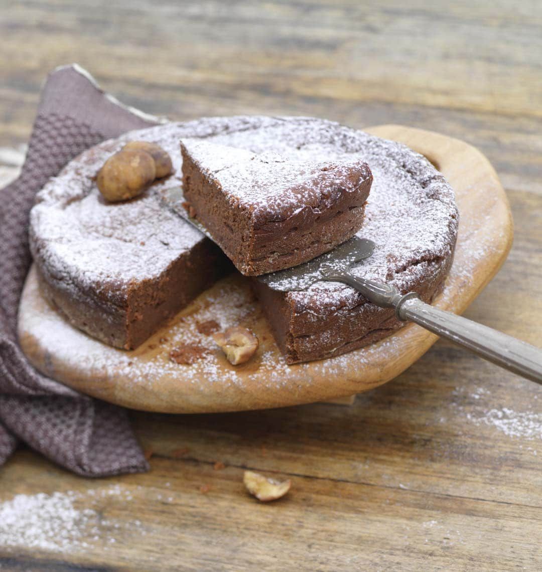 Avec le froid qui se réinstalle petit à petit sur le pays, automne oblige, j'ai envie de préparer des recettes réconfortantes pour mes enfants, comme ce gâteau moelleux au chocolat à la châtaigne. Une variante savoureuse de cette recette traditionnelle. buff.ly/30iJK3d