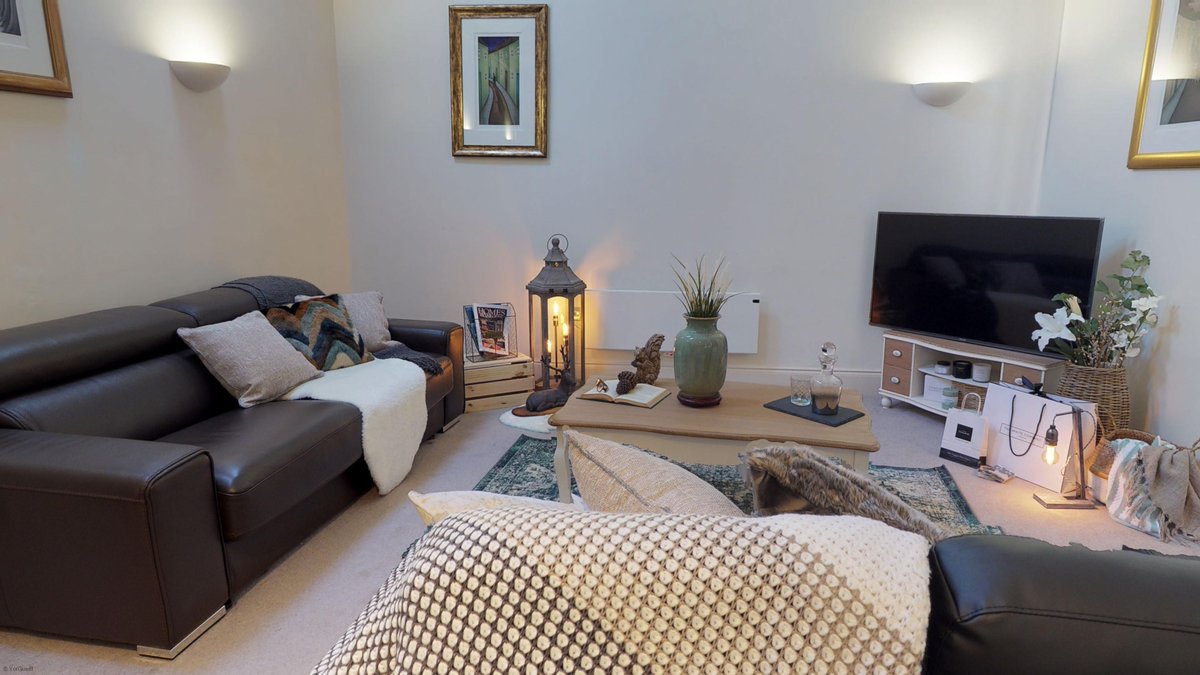 yorguest's tweet image. The spacious lounge here at Goodramgate Grandeur features a 50 inch Ultra HD Smart TV with Netflix - perfect for a cosy night in 🙌

yorguest.com/property/goodr…

#FeelatHomeinYork #Yorkshire #OnlyinYork #YorGuest