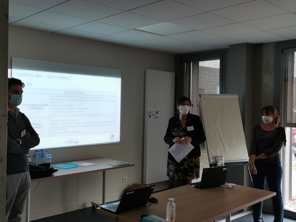 CMinicillo's tweet photo. Le pôle entrepreneuriat et innovation du Crédit Agricole Centre Est présent lors de la 15 ème édition de "1semaine pour 1emploi" pour de futurs entrepreneurs dans les locaux de LYVE NEUVILLE. Co-animation avec l'équipe d'agences Rives de Saône, RDI et ADIE #cacentrest #lyve #rdi https://t.co/Bo6f6A2GAR