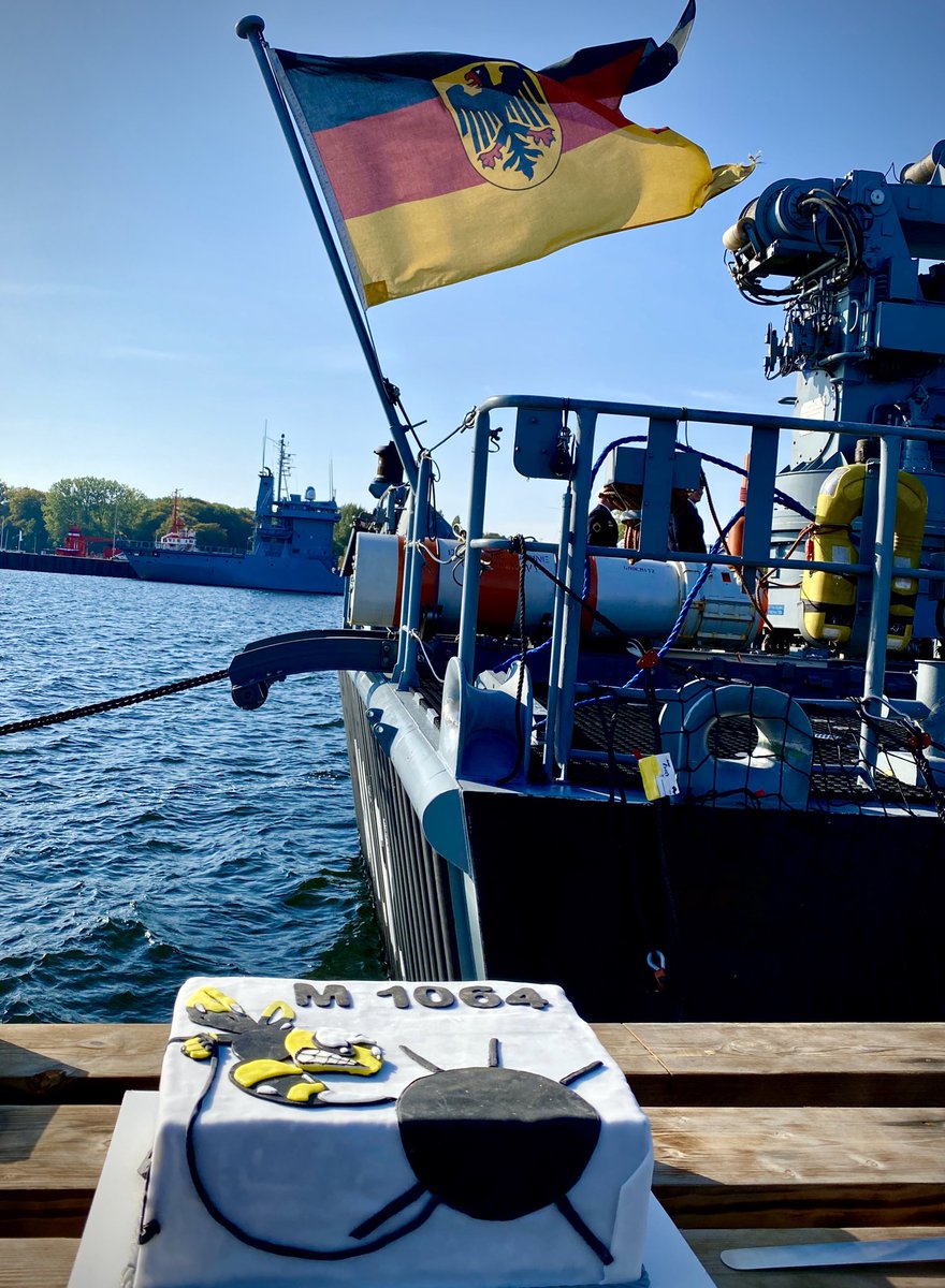 Pünktlich zum #Seemannssonntag gibt es auf dem #Minenjagdboot Grömitz anlässlich der heutigen Kommandoübergabe selbst-gemachten Kuchen #Minensuchgeschwader
#MCM