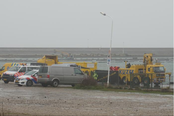 Duikers vinden auto met mogelijk inzittende(n) er nog in ???? #Vrouwenpolder #politie #neeltjejans #duikers..