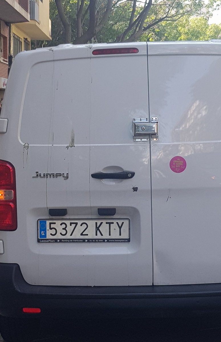 inCBisme's tweet photo. Cinc minuts de rellotge esperant que aquest #jeta tregués la furgoneta del Carril bici i ni ha aparegut.
De retruc obliga a bicis i patinets a circular per vorera
@barcelona_GUB @rosaalarcon @CBinvaders https://t.co/uPpVjaF6ej