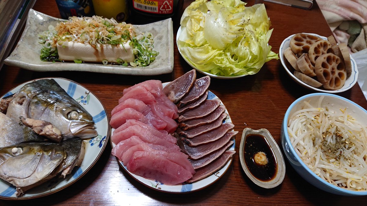 渉 できたー 今日はイナダの煮付けと一緒に煮たレンコン ビンチョウの刺身と鰹のたたき 薬味たっぷり豆腐 出汁パックの中身とポン酢をかけた茹でモヤシ レタスサラダ 第三のビールとストロングチューハイの安いやつとワインで 頂きます 晩酌 渉 できたー 今日はイナダの煮付けと一緒に煮たレンコン ビンチョウの刺身と鰹のたたき 薬味たっぷり豆腐 出汁パックの中身とポン酢をかけた茹でモヤシ レタスサラダ 第三のビールとストロングチューハイの安いやつとワインで 頂きます 晩酌