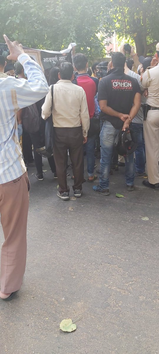_PreetiPandey's tweet photo. आज मैं जंतर मंतर गयी और वाकई सुशांत ने अपने जीवन मे बहुत कुछ कमाया होगा पर सबसे बड़ी बात गणेश जी जैसे दोस्त और अंकित जी जैसा छोटा भाई का अनमोल प्यार कमाया,करोड़ो लोगों के परिवार का हिस्सा बन चुके है,सभी लोग न्याय की लड़ाई में साथ दें।
@GHiwarkar @Imkgauravmishra
#Revolution4SSR https://t.co/Xfqu1mCwVM