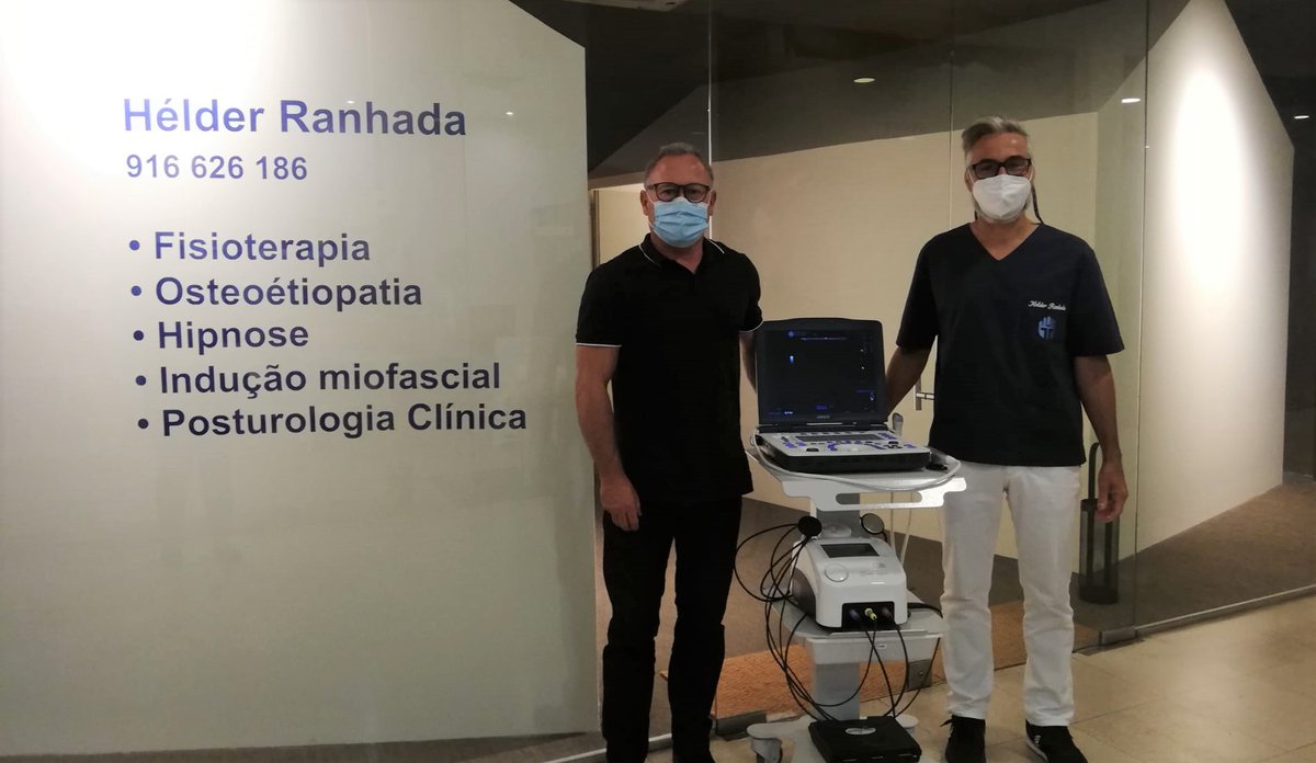 primfisio's tweet photo. Doble apuesta tecnológica de Hélder Ranhada en su clínica de Braga 🇵🇹. Incorpora de una vez un ecógrafo #LogiqV2 de @GEHealthcare y un equipo #TcareCompact para diatermia de Easytech. En la foto, Hélder junto a nuestro Jefe Nacional de Ventas en Portugal, Antonio Melo. https://t.co/sh2uIiXmOC