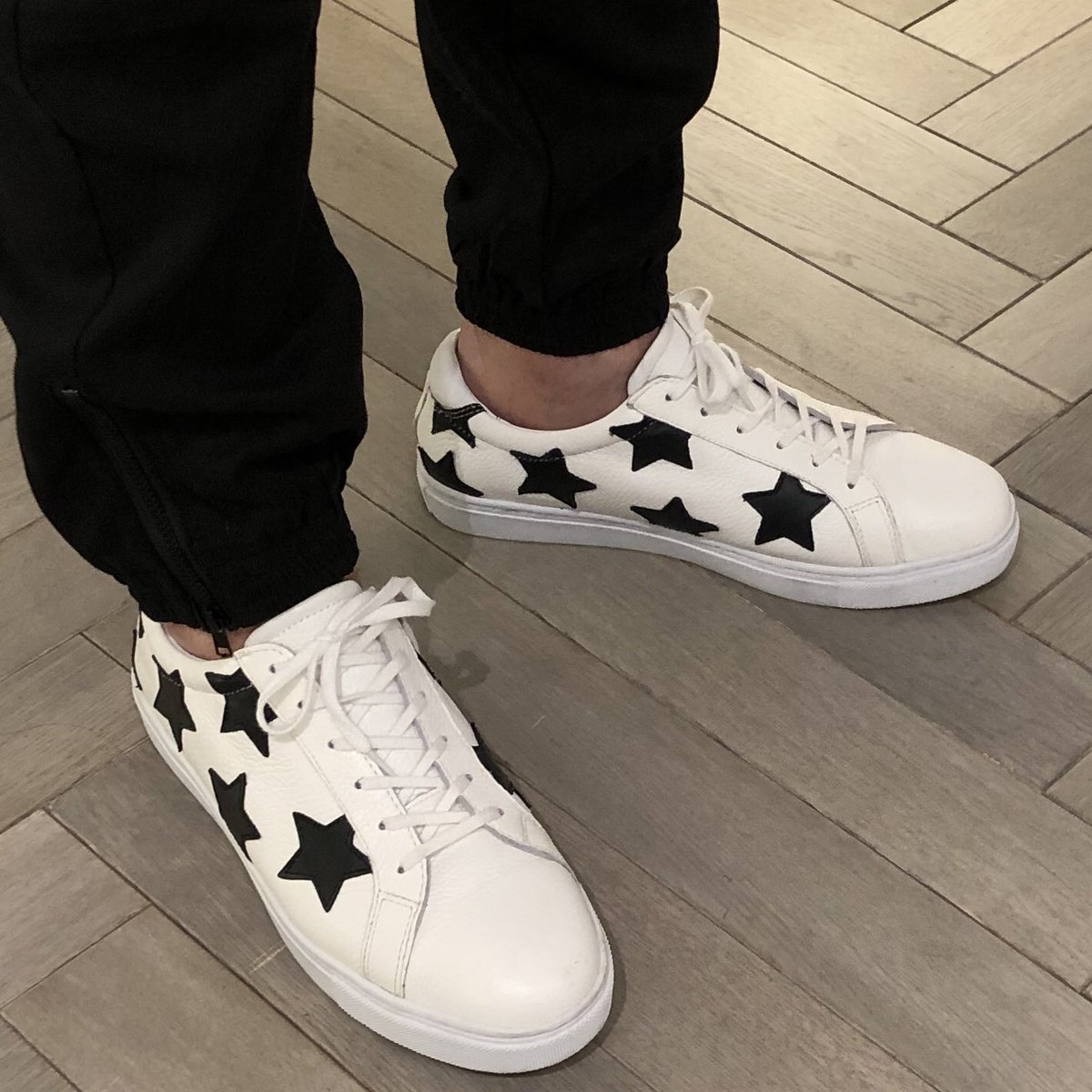 白地に黒の星⭐️ DAZNで配信中、内田篤人さんの初冠番組『Atsuto