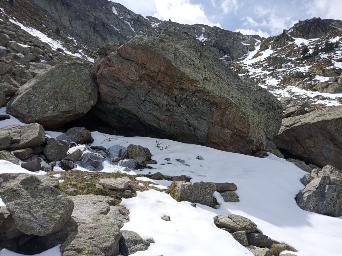 Aquest matí així lluïa l'Abric del Portarró, un jaciment amb ocupacions neolítiques, de l'edat del bronze, romanes i medievals al P.N. d'Aigüestortes i estany de Sant Maurici.
Fa un mes l'estàvem excavant