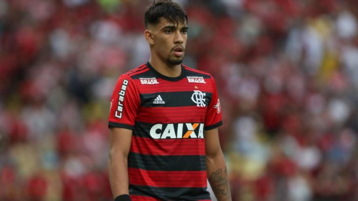 Histoire du joueur : Chapitre 1 : Le BrésilLucas est né le 27 aout 1997 à Rio et arrive dans son premier club Flamengo à l'âge de 10. Dès son plus jeune âge, sa technicité est remarqué par les observateurs. Il arrive en équipe première en 2016 en signant son premier contrat pro.