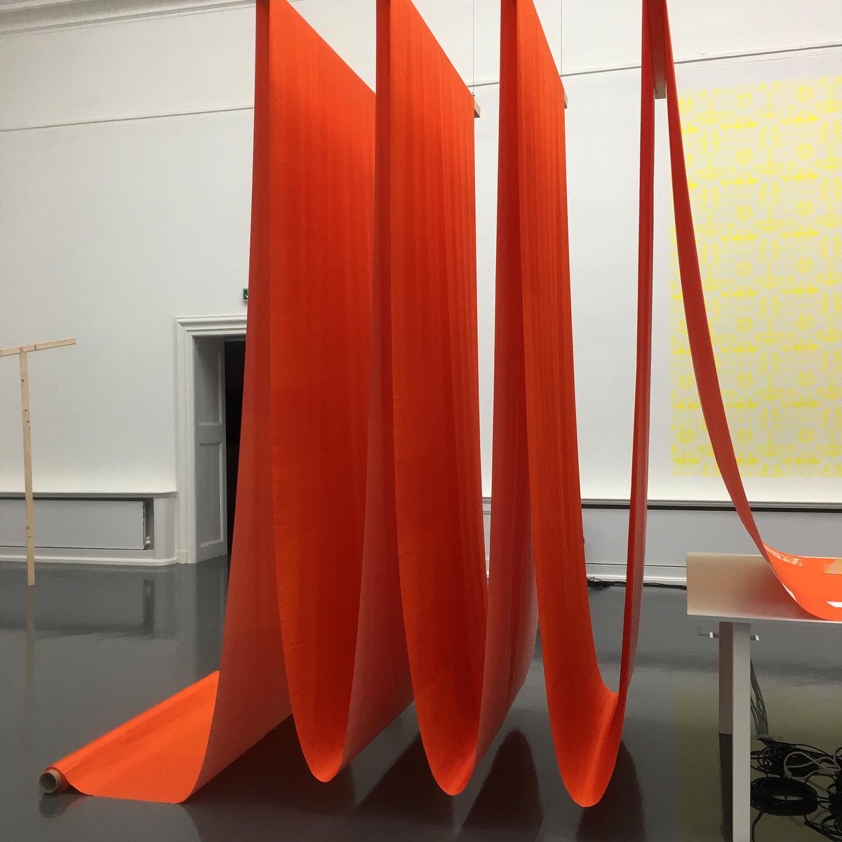 Very precise! Romy Rüegger badischer Kunstverein #karlsruhe #glarus #textileindustry #turkishred #performance #performanceart #womenartists #colonialism #globaltrade #critique #romyrüegger