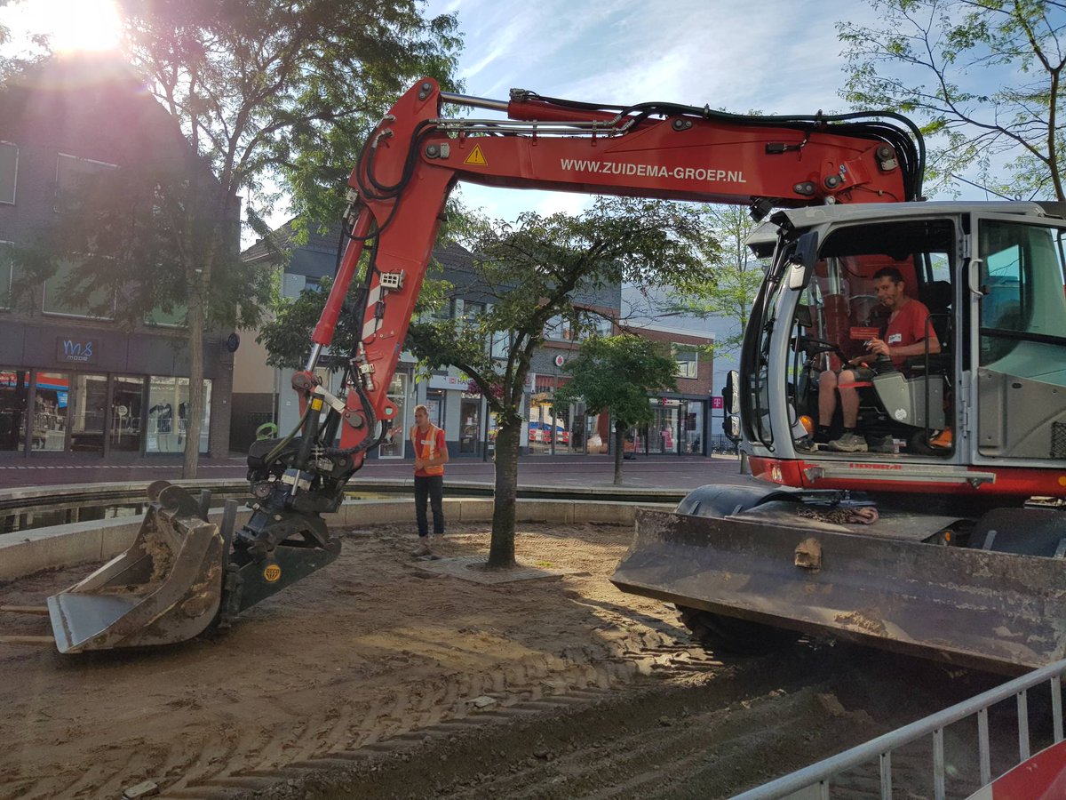 Aannemer <a href="/ZuidemaGroep/">Zuidema Groep</a> heeft de afgelopen tijd flink doorgewerkt aan de bestrating van de Hoofdstraat. Na deze week geldt er geen eenrichtingsverkeer meer en volgen er nog wat kleinere werkzaamheden.