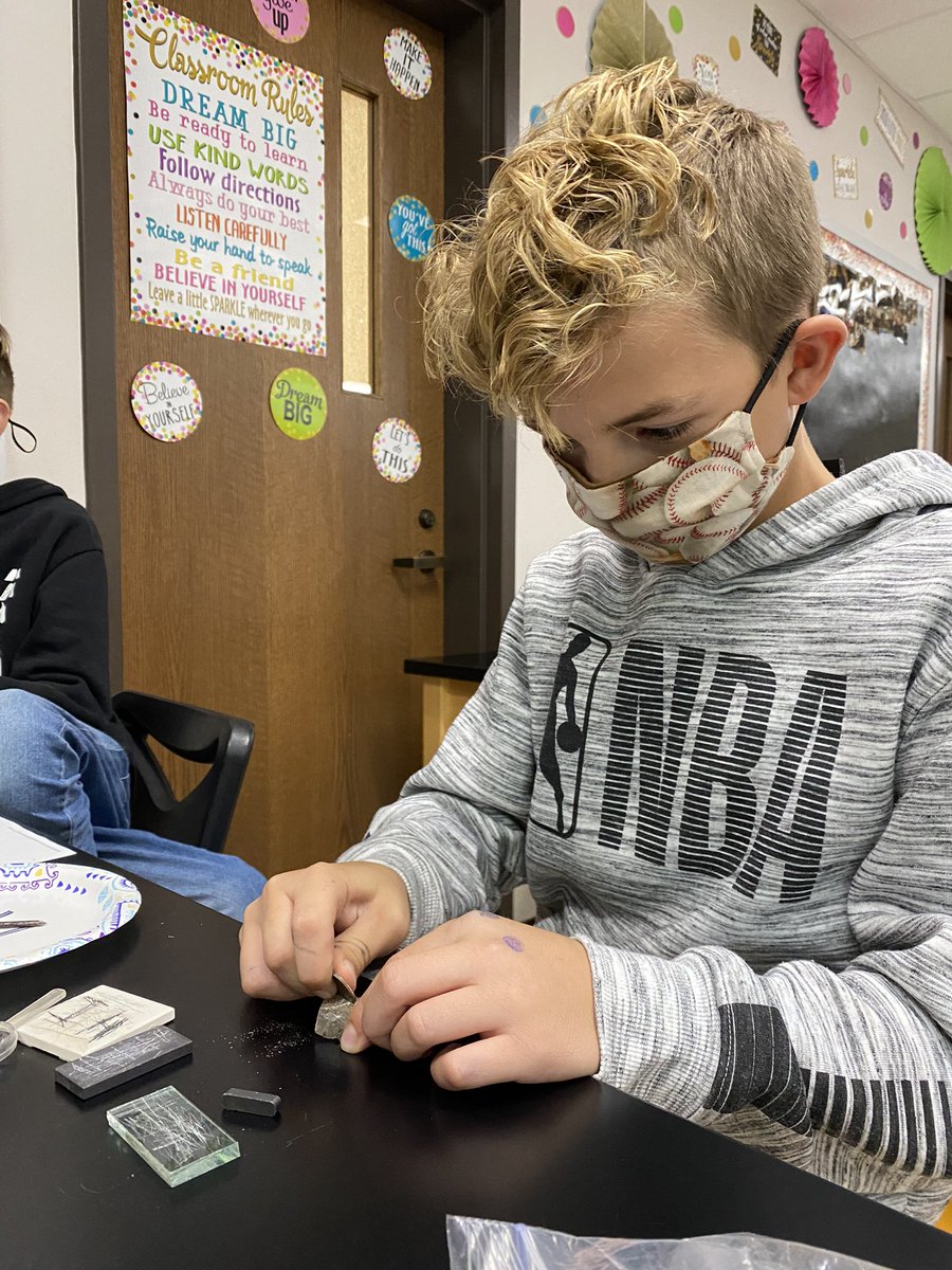 MHeimScience's tweet photo. 7th grade Science Period 7 Mineral tests #HeimCPScience7 https://t.co/xXFpjgYUTO
