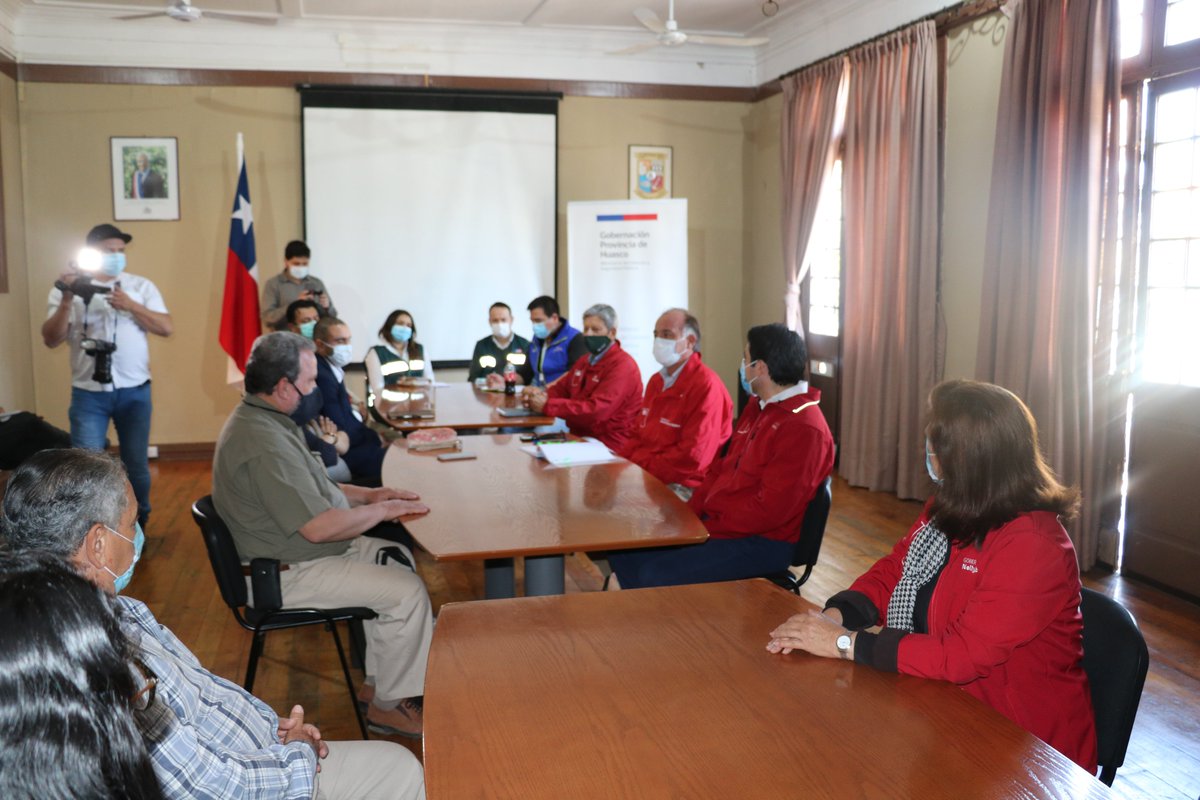 DPPHuasco's tweet photo. Con el objeto de analizar la situación del sector pisquero en la prov. del Huasco @antoniowalkerp Ministro @MinagriCL 
reunido con reps. Asoc. Productores @piscochilecl en reunión con Int. Atacama @UrquietaAtacama @goberhuasco @NellyGaleb Seremi @MinagriAtacama https://t.co/aqPEpyTaJU