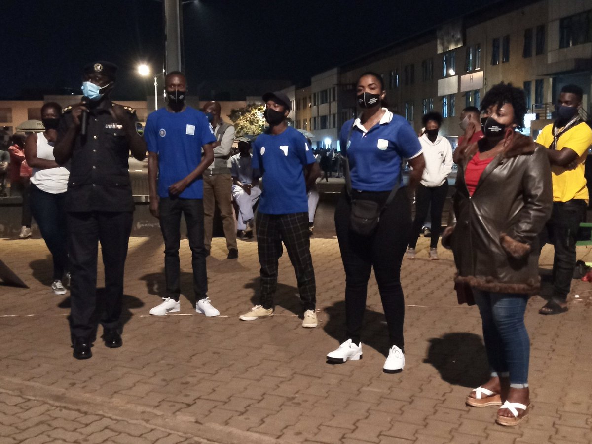 NyarugengeV's tweet photo. #VolunteersMonth Mu murenge wa Nyarugenge:Umuhuzabikorwa wa YouthVolunteers @JacquesMurego,#DPCEO M.Shadrack @Rwandapolice,Ubuyobozi bw'Umurenge aka kanya bari muri #Downtown Mu bukangurambaga bwo kurwanya Ibyaha no kwirinda COVID19 batanga #Udupfukamwa 400 ku bantu batishoboye https://t.co/ubQdw5rm17