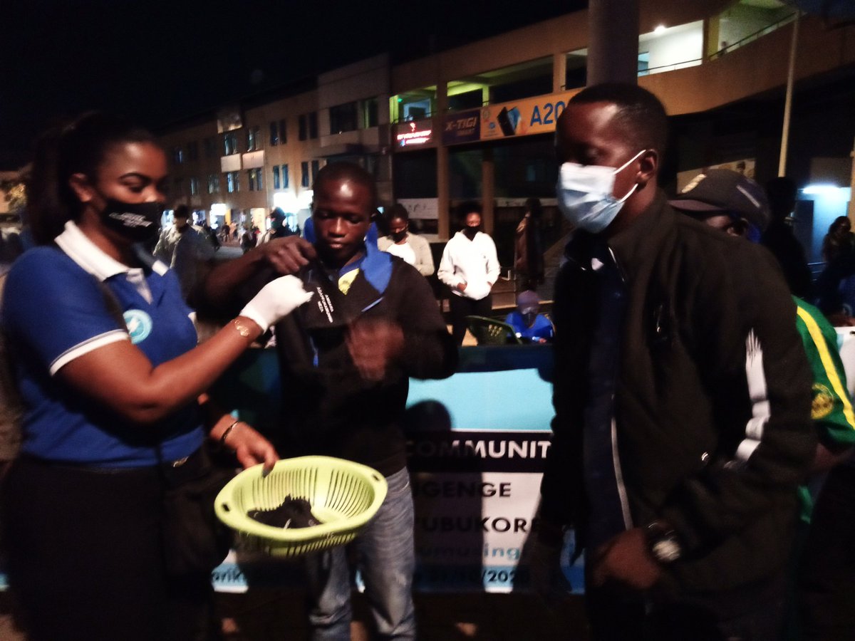 NyarugengeV's tweet photo. #VolunteersMonth Mu murenge wa Nyarugenge:Umuhuzabikorwa wa YouthVolunteers @JacquesMurego,#DPCEO M.Shadrack @Rwandapolice,Ubuyobozi bw'Umurenge aka kanya bari muri #Downtown Mu bukangurambaga bwo kurwanya Ibyaha no kwirinda COVID19 batanga #Udupfukamwa 400 ku bantu batishoboye https://t.co/ubQdw5rm17
