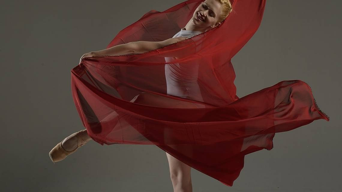 ddtmiami's tweet image. "In 2020, the dance goes on - though sometimes on a cyber stage." Read more from Sean Erwin in the Miami Herald about our virtual programming coming soon!  Read more -&amp;gt; hrld.us/36BdfBp

📸: @chloefreytag by Simon Soong