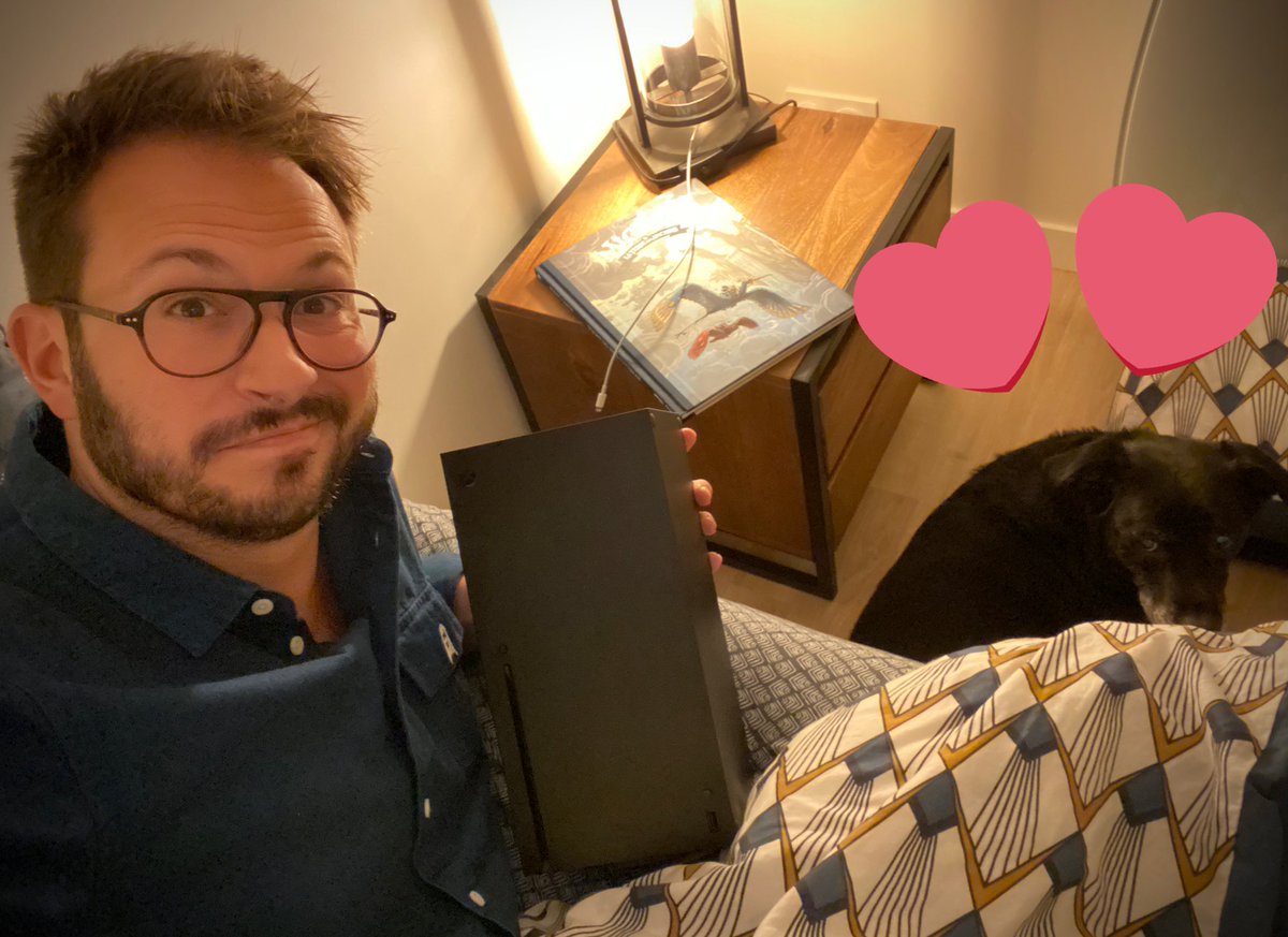 JulienChieze's tweet image. Waaaaaah ça va tellement loin !!! On m’a fait découvrir que certains théorisent, photos à l’appui, qu’en fait je n’aurai pas vraiment la #XboxSeriesX, ou que tout serait tourné chez Microsoft. Ah. 

Bon, j’avoue vous m’avez fait rire. Avec Epona, on vous souhaite une douce nuit😘