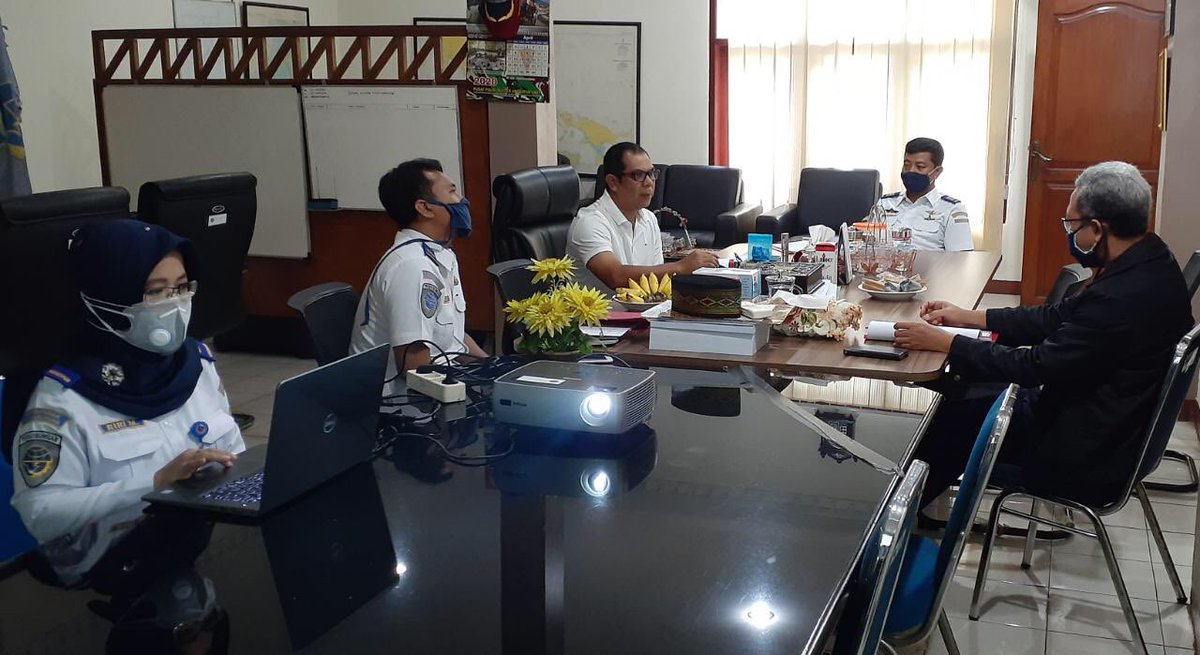 balaihatpen's tweet photo. #sohibalkes, Tanggal 01 Oktober 2020 BLU Balai Hatpen yang diwakili oleh Kepala Seksi Pelayanan &amp; Kerjasama, Heri Agus Dwiyanto &amp; staf menghadiri Rapat mengenai Pembahasan Rencana Pelaksanaan Test Swab Pegawai Kantor KSOP Kelas IV Marunda dan penandatanganan Perjanjian Kerjasama https://t.co/ggG5W8s8bn