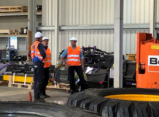 Een Veiligheidsdag bij u op het bedrijf!
Voordelen: de dag wordt ingevuld in overleg en door gebruik van eigen omgeving en materieel komt de opleiding goed overeen met de dagelijkse werkzaamheden van uw personeel.  
Iets voor uw bedrijf? bit.ly/36msgXx #veiligheidsdag