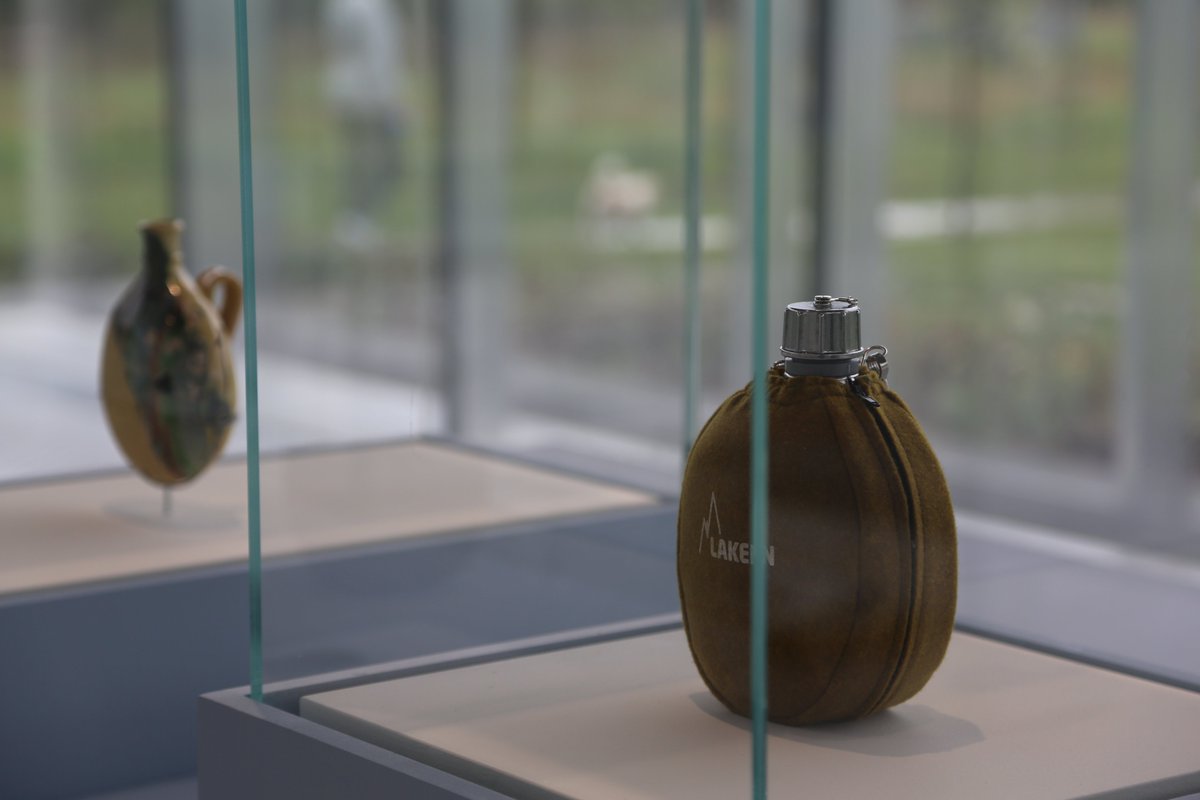 MuseeLouvreLens's tweet photo. Des dialogues inattendus, entre des œuvres du @MuseeLouvre et du @PBALille et des objets du design, vous attendent !
Pour patienter jusqu'au 7 octobre, voici quelques photos des coulisses de l'#expoLouvreDesign🤩
Co-produite avec @lille_design dans le cadre de @LilleMetWDC2020 https://t.co/Zwc1Qu9JdK