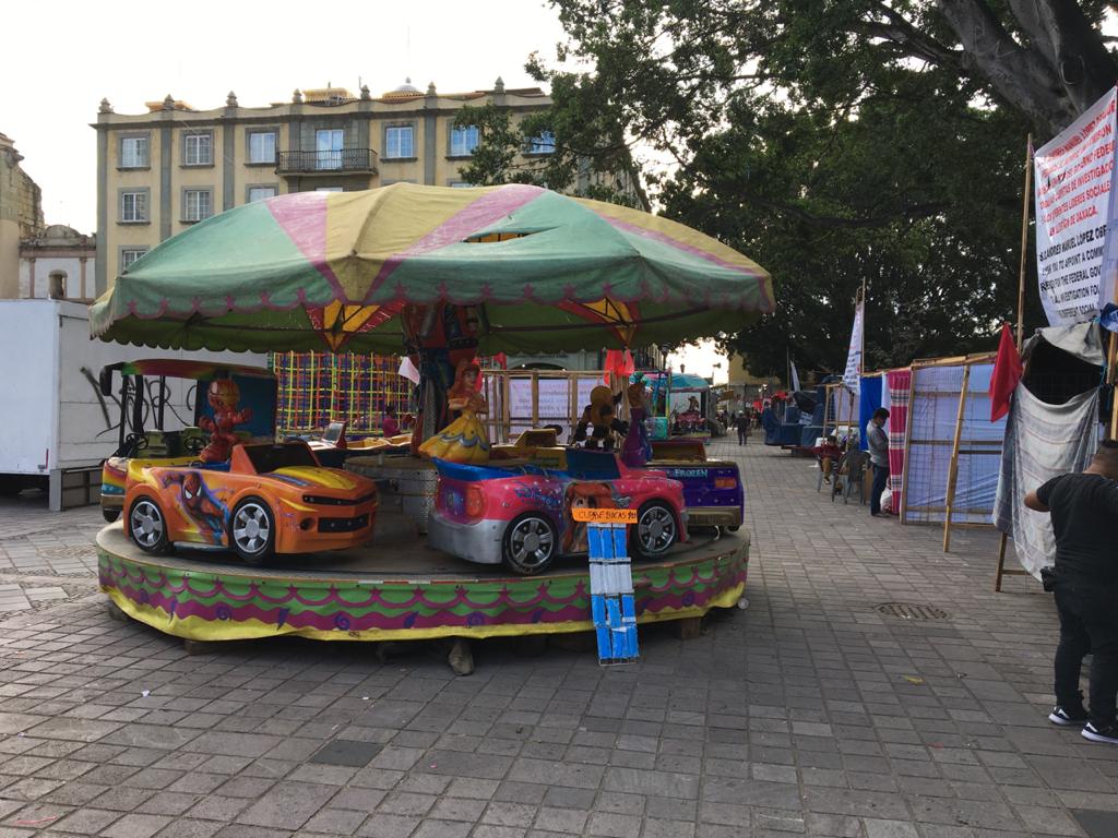 VivoNoticiasMX's tweet photo. #AlMomento || Invaden juegos mecánicos el #Zócalo y la Alameda de León, #Ferieros y #Comerciantes instalan más estructuras metálicas en el primer cuadro de la ciudad. https://t.co/Eb28voFG2k