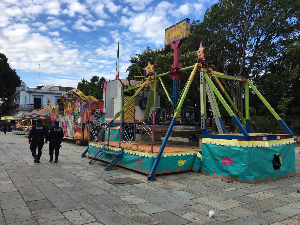 VivoNoticiasMX's tweet photo. #AlMomento || Invaden juegos mecánicos el #Zócalo y la Alameda de León, #Ferieros y #Comerciantes instalan más estructuras metálicas en el primer cuadro de la ciudad. https://t.co/Eb28voFG2k