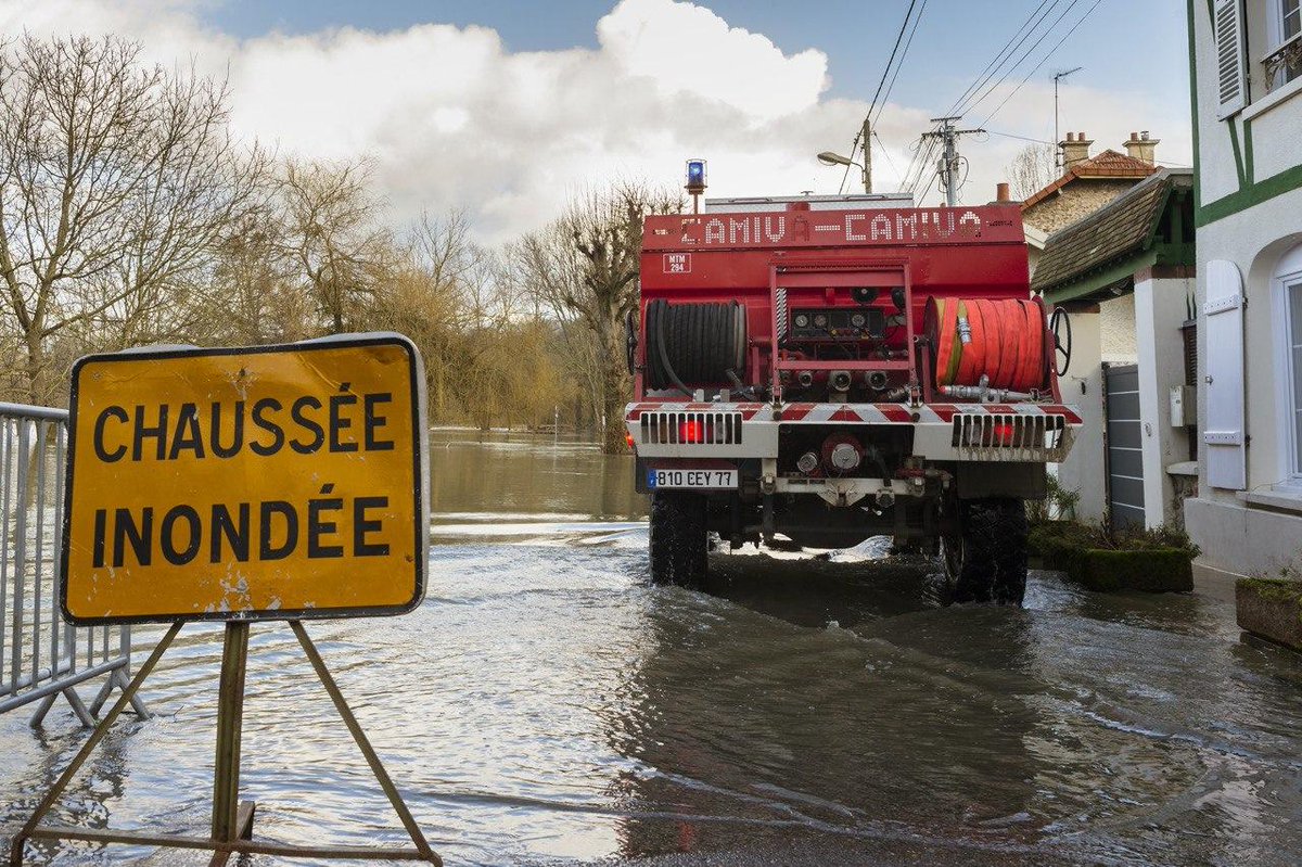 SecCivileFrance's tweet photo. ☔️ #TempêteAlex et #Intempéries dans le sud-est du pays : 7 départements sont placés en #VigilanceOrange #Pluieinondation. 
#LeSaviezVous ⚠️ 3⃣0⃣ cm d'eau suffisent pour emporter votre véhicule : ne vous engagez en aucun cas à pied ou en voiture sur une voie immergée. https://t.co/gaCHOuHPIG