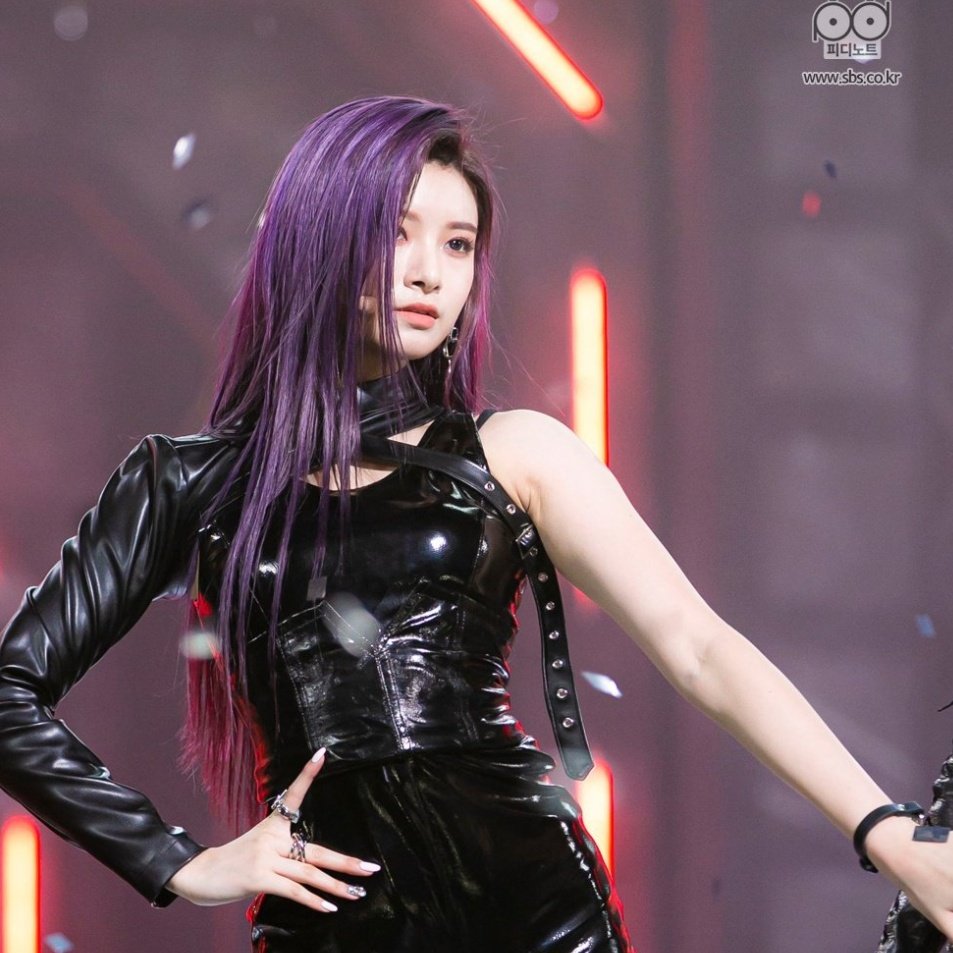 Suujn_'s tweet photo. Yiren CAN sing a thread; 〖VLIVE〗

(just for the people that always said it is not her voice or sth else)

** she have vocal range too**
#everglow https://t.co/nZpzYWJjM8