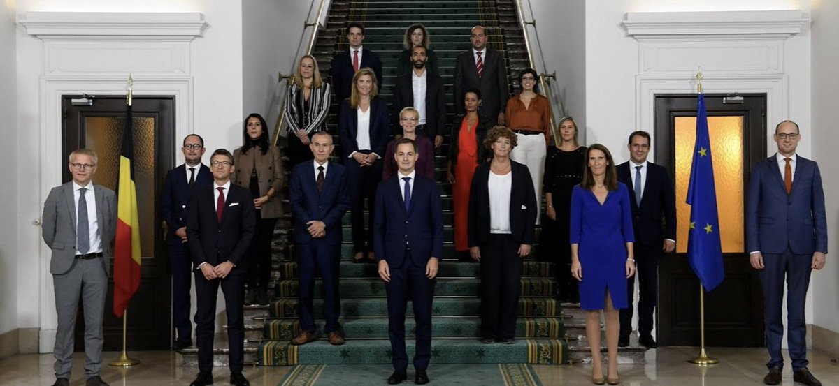 polemiek's tweet photo. De ploeg is zo groot dat de fotograaf 5 stappen achteruit moest zetten om ze allemaal op de foto te krijgen #vivaldi #avanti https://t.co/8dxicClTjc
