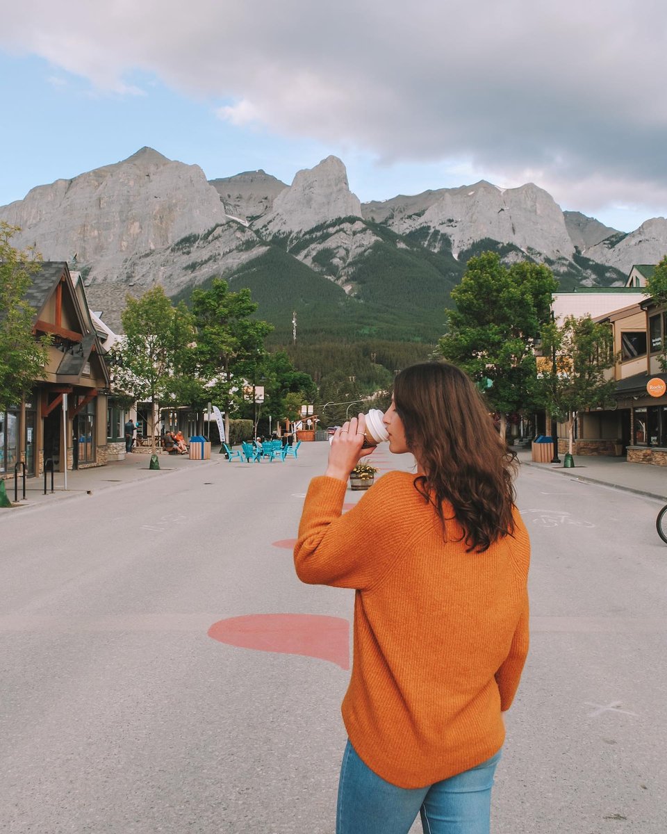 Pumpkin spice everything season is here and we couldn't be more excited. Enjoy your favourite seasonal drink and a walk around downtown Canmore today!
📸 <a href="/beccanicholls/">rebecca nicholls</a> #lovecanmore #canmore