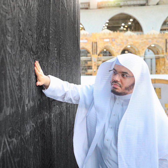 idrrdy's tweet photo. أتمَّ اليوم د. #ياسر_الدوسري عامه الأول في المسجد الحرام كإمامًا رسمي، عامٌ كامل مرَّ برفقة صوته الأخّاذ وتلاواته العبقريّة المتنوعّة وأقلع بِنا شعورًا وكيانًا في رحلة ماتعة مُبهرة نحو سماء الإبداع والتجدّد، فكلّ عامٍ ونبض إشراقه وتألّقه يدقُ في الحرم  🕋. https://t.co/Oz5Zvv1KFp