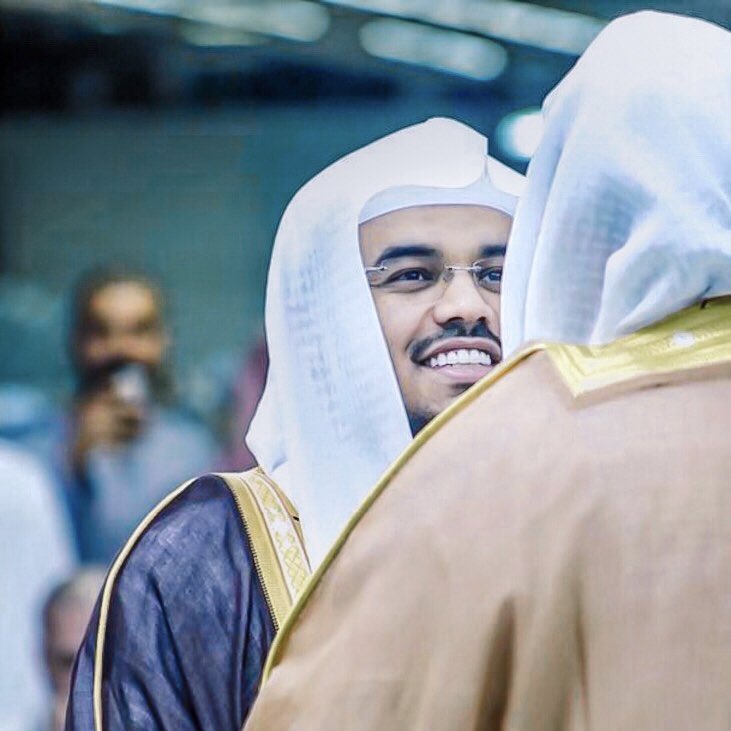 idrrdy's tweet photo. أتمَّ اليوم د. #ياسر_الدوسري عامه الأول في المسجد الحرام كإمامًا رسمي، عامٌ كامل مرَّ برفقة صوته الأخّاذ وتلاواته العبقريّة المتنوعّة وأقلع بِنا شعورًا وكيانًا في رحلة ماتعة مُبهرة نحو سماء الإبداع والتجدّد، فكلّ عامٍ ونبض إشراقه وتألّقه يدقُ في الحرم  🕋. https://t.co/Oz5Zvv1KFp