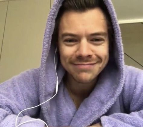 harry wearing hats / hoods- a thread bc he’s cute