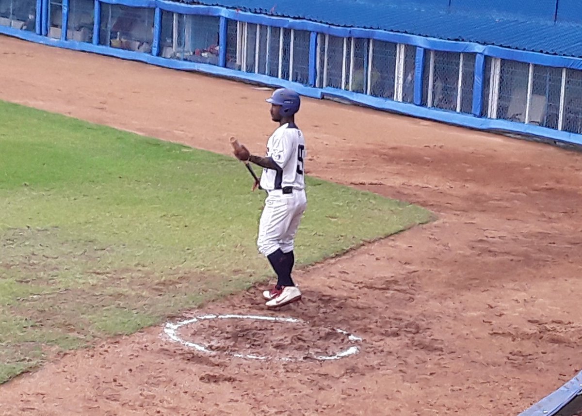 torosdecamaguey's tweet photo. 🔥La dupla que encabeza el line up  de #Camagüey (Bravo-Chapellí) sigue indetenible🔥

🐃Ahora en el 4to batearon de hit, incluyendo un triple del número 95 y ambos anotaron para poner el juego 8x1.

#VamosToros
#PoderTaurino
#SNB60
#3erJuegoCMGvsART https://t.co/o8FY8kCrpT