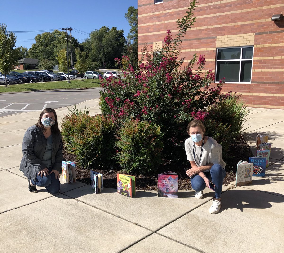 LindsKimery's tweet image. Librarians Alice Russell and Katelyn Jernigan are hanging out and ready to help kids find a good book for fall break! Come to @tusculumes and leave with books! @MetroSchools @MNPSLibraries @BookemNash #mnpslibhacks #bookgiveaway