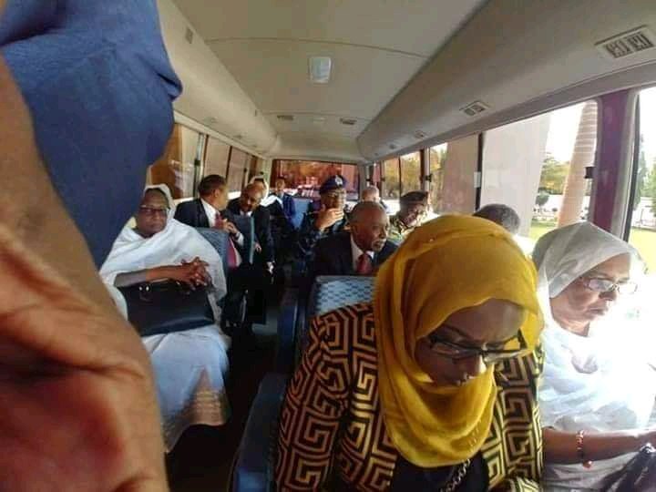 تتزكرو الوزراء خمونا ركبين حافله مشين الشغل 😂