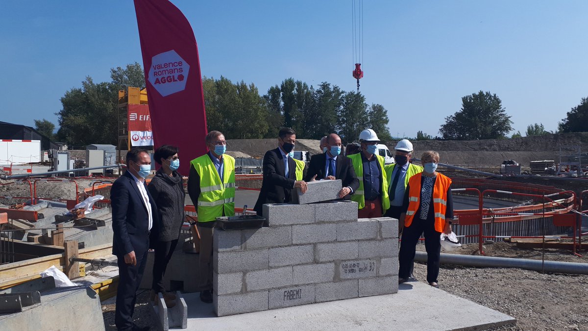 BedouainC's tweet photo. Pose de la première pierre du méthaniseur  sur l’usine de dépollution de Valence en présence de @NDaragon  président de @ValenceRomans  et de Cyril CHASSAGNARD directeur régional @Veolia_FR . Cette installation permettra d’alimenter quotidiennement 1000 foyers en gaz naturel. https://t.co/CmSVN8N9yI
