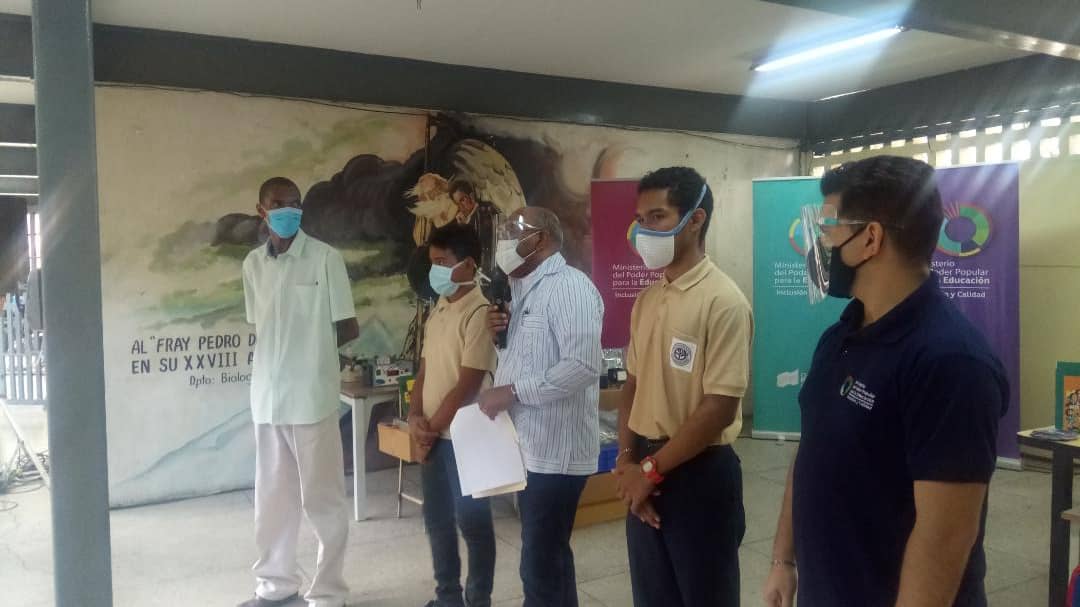 Danielcustodio3's tweet photo. !!ENTERÁTE! ))))👉 El Ministro de Educación Aristóbulo Istúriz inspeciona la UEN Pedro de Agreda en la parroquia El Valle, con motivo de iniciarse hoy #01deOct las clases en Educación Media. #VenezuelaUnidaContraelBloqueo @NicolasMaduro @psuvaristobulo @RosangelaOrozco https://t.co/HmKzKkQSTj
